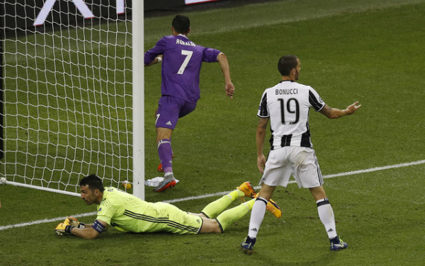 Buffon đã thủng lưới sáu bàn bởi Ronaldo chỉ sau năm trận tại Champions League. Thủ thành của Juventus chưa bao giờ bị thủng lưới nhiều như vậy bởi các cầu thủ khác. Ảnh: Reuters.
